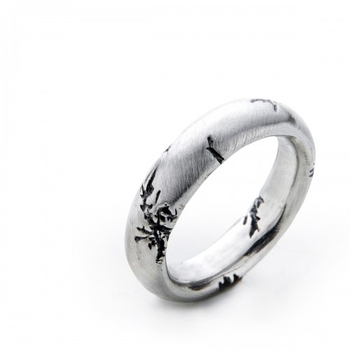 Chunky Men’s silver ring. Solid mens ring with black cracks